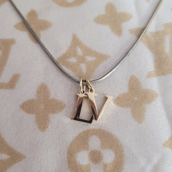 Jewellry Initials  / LV - Picture 3 of 6